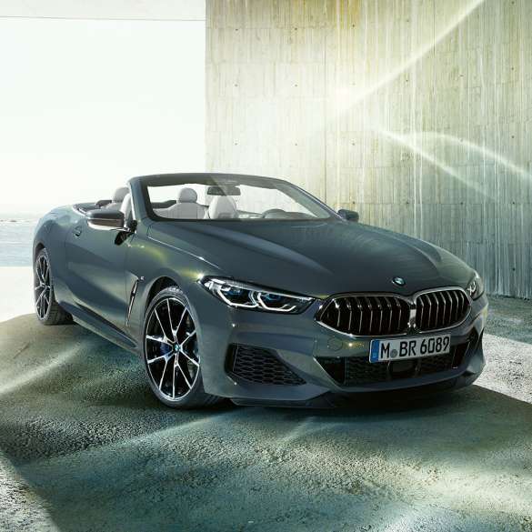 BMW M850i xDrive Dravit Grey metalik, tročetvrtinski prednji prikaz s lijeve strane. BMW M850i xDrive Dravit Grey metalik, tročetvrtinski prednji prikaz s lijeve strane.