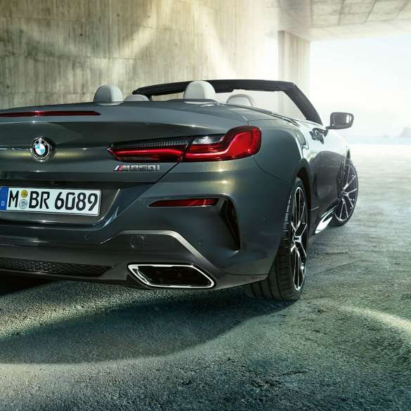 BMW M850i xDrive Dravit Grey metalik, tročetvrtinski stražnji prikaz s desne strane. BMW M850i xDrive Dravit Grey metalik, tročetvrtinski stražnji prikaz s desne strane.