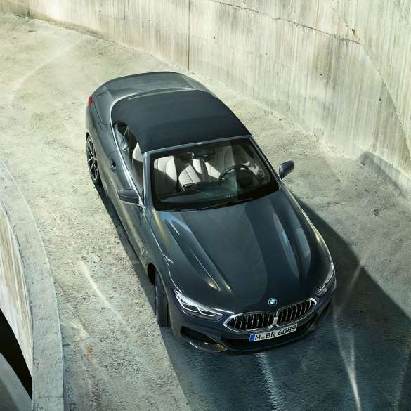 BMW M850i xDrive Dravit Grey metalik s mekim krovom u crnoj boji, prikaz iz ptičje perspektive. BMW M850i xDrive Dravit Grey metalik s mekim krovom u crnoj boji, prikaz iz ptičje perspektive.