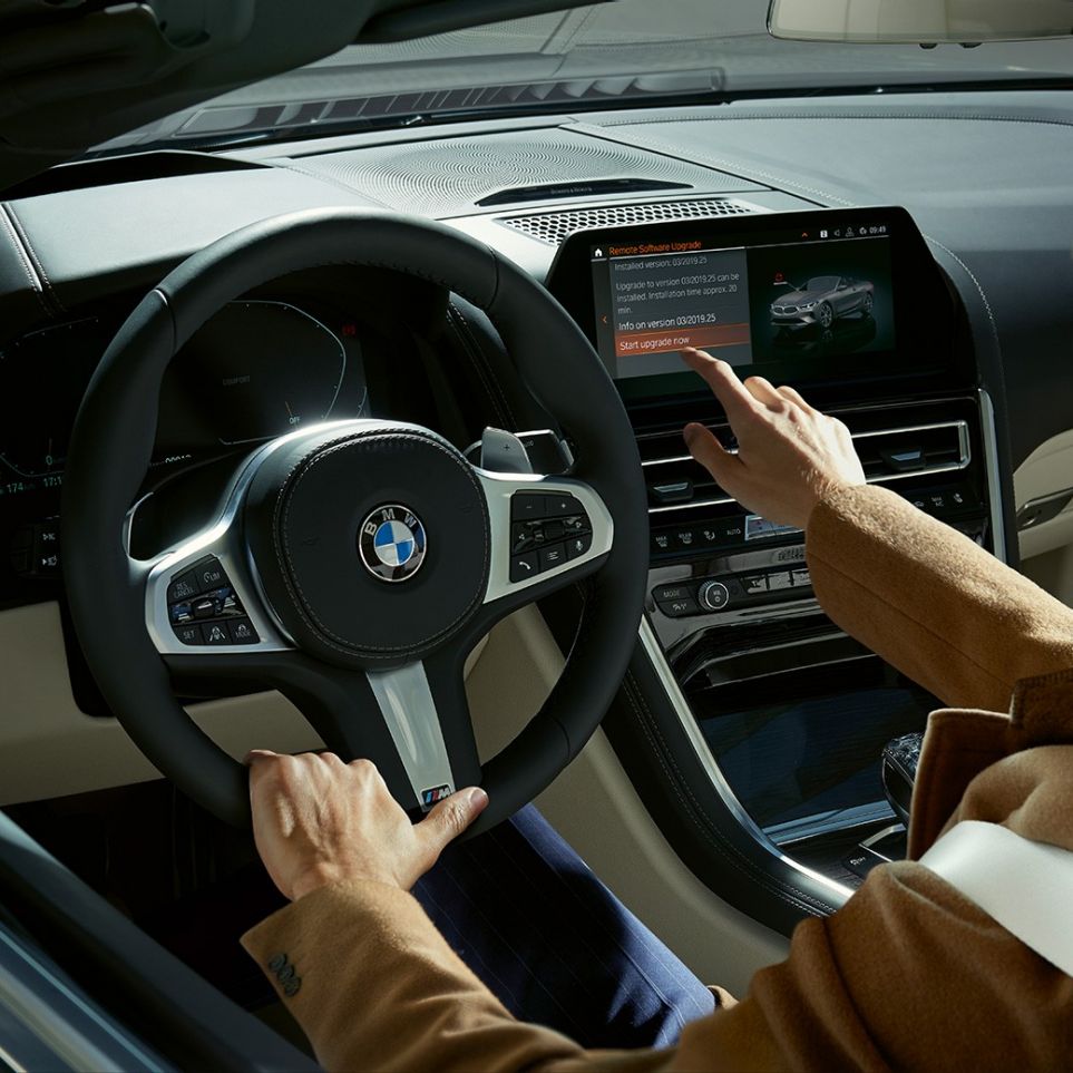 BMW M850i xDrive, vozač upravlja s BMW Live Cockpit Professional upravljanjem na dodir. BMW M850i xDrive, vozač upravlja s BMW Live Cockpit Professional upravljanjem na dodir.