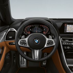 BMW M850i xDrive, M kožni upravljač s ručicama za prijenos i više funkcija. BMW M850i xDrive, M kožni upravljač s ručicama za prijenos i više funkcija.