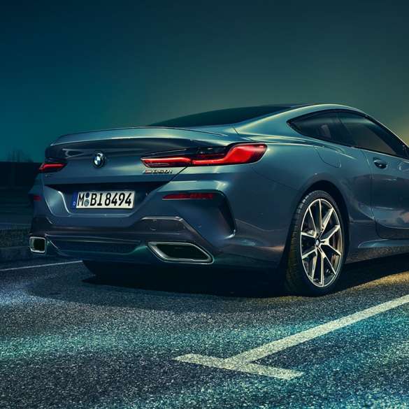 BMW serije 8 Coupé, tročetvrtinski prikaz stražnjeg kraja. BMW serije 8 Coupé, tročetvrtinski prikaz stražnjeg kraja, ispred noćne kulise.