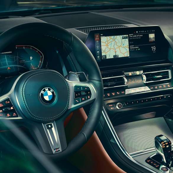 BMW serije 8 Coupé, kokpit. BMW serije 8 Coupé, kokpit, detaaljan prikaz upravljača i kontrolnog zaslona.