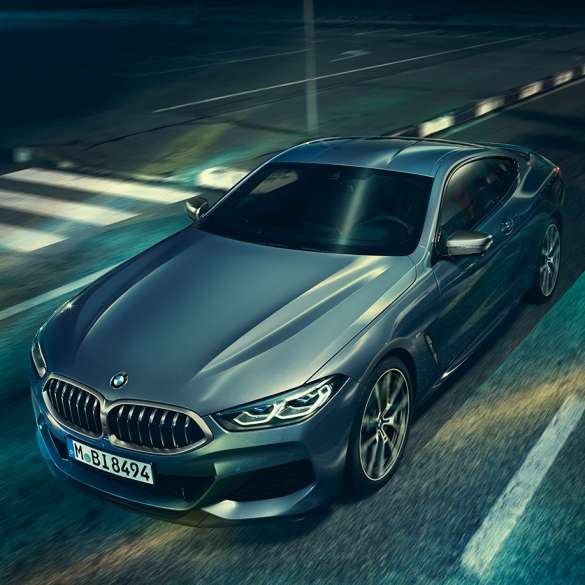 BMW serije 8 Coupé, tročetvrtinski prikaz prednjeg kraja. BMW serije 8 Coupé, tročetvrtinski prikaz prednjeg kraja, s prikazom na poklopac motora.