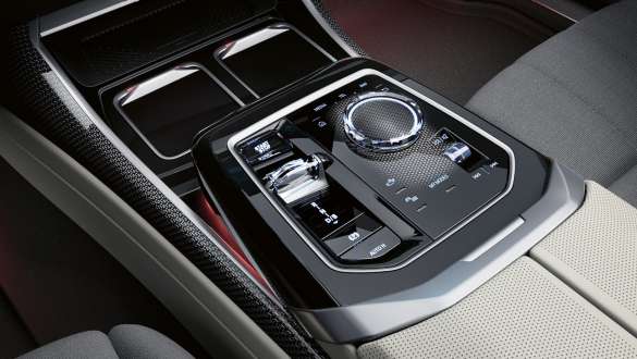 Executive Drive Pro BMW M760e xDrive Limuzina G70 Središnja konzola BMW M760e xDrive Limuzina G70 krupni plan