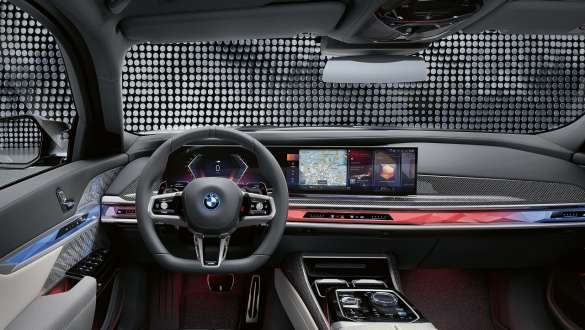 Kokpit BMW M760e xDrive Limuzina G70 Kokpit s M upravljačem, BMW Curved Display i Interaction Bar BMW M760e xDrive Limuzina G70