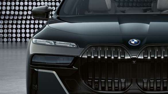 Upečatljiv dizajn prednjeg dijela BMW M760e xDrive Limuzina G70 Poklopac motora i bubreg s M logotipom BMW M760e xDrive Limuzina G70 BMW Individual dvotonska Black Sapphire metalik boja BMW Individual Dravite Grey metalik krupni plan