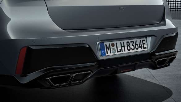Dizajn stražnjeg dijela s ispušnim sustavom BMW M760e xDrive Sedan G70 Pogled straga s ispušnim sustavom s izgledom 4 ispušne cijevi BMW M760e xDrive Limuzina G70 BMW Individual dvotonska Black Sapphire metalik boja BMW Individual Dravite Grey metalik krupni plan