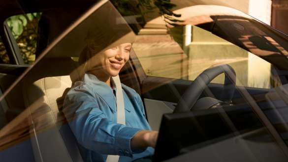 BMW unutrašnjost Žena na vozačevom sjedalu nasmiješena