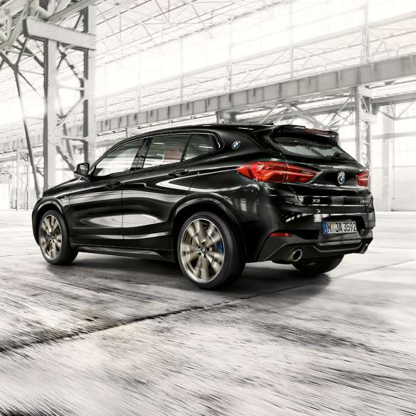Vozna dinamika BMW-a X2 M35i Vozna dinamika BMW-a X2 M35i Sapphire Black metalik boje F39 2018 u tročetvrtinskom prikazu stražnjeg kraja
