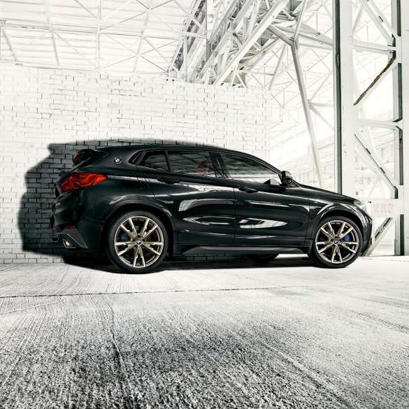 Vanjština BMW-a X2 M35i Bočni prikaz vanjštine BMW-a X2 M35i Sapphire Black metalik boje F39