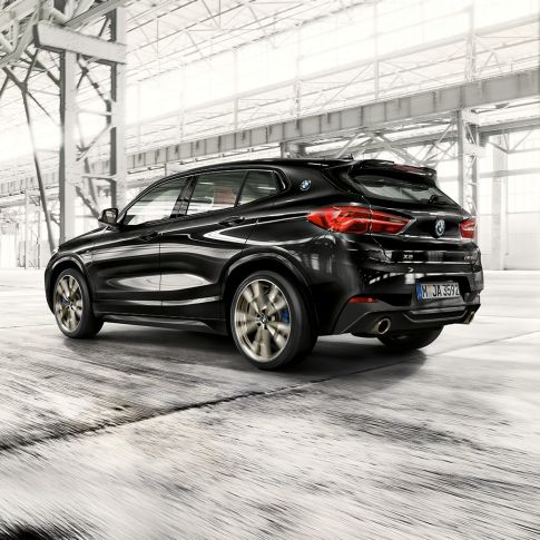 M stražnji spojler BMW-a X2 M35i Tročetvrtinski prikaz M stražnjeg spojlera BMW-a X2 M35i Sapphire Black metalik boje F39