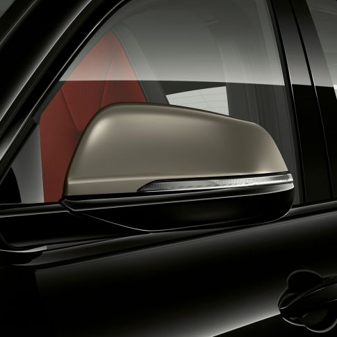 Kućišta retrovizora BMW-a X2 M35i Vanjština s kućištima retrovizora u Cerium Grey boji BMW-a X2 M35i Sapphire Black metalik boje F39