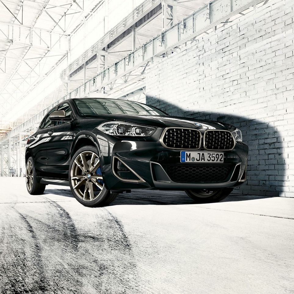 Dvostruka rešetka maske BMW-a X2 M35i Tročetvrtinski prikaz dvostruke rešetke maske na prednjem kraju BMW-a X2 M35i Sapphire Black metalik boje F39