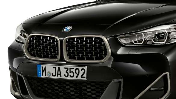 BMW dvostruka rešetka maske BMW-a X2 M35i Tročetvrtinski prikaz prednjeg kraja i BMW dvostruke rešetke maske u Cerium Grey boji BMW-a X2 M35i Sapphire Black metalik boje F39