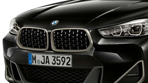 Dupla rešetka bubrega BMW X2 M35i (F39) BMW dupla rešetka bubrega u mrežastom dizajnu BMW X2 M35i (F39) Sapphire Black metalik tročetvrtinski pogled sprijeda