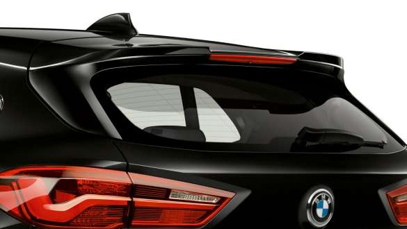 M stražnji spojler BMW X2 M35i (F39) M stražnji spojler BMW X2 M35i (F39) Sapphire Black metalik pogled izbliza na stražnji kraj