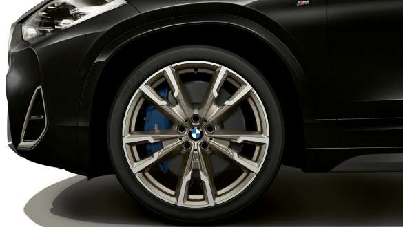 M lakometalni kotači BMW X2 M35i (F39) M lakometalni kotači BMW X2 M35i (F39) Sapphire Black metalik u pogledu izbliza na kotače
