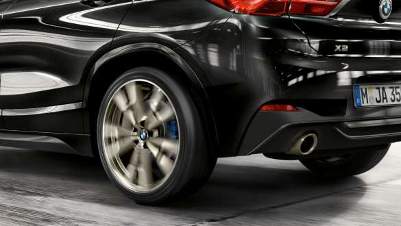 BMW xDrive BMW X2 M35i (F39) BMW xDrive BMW X2 M35i (F39) Sapphire Black metalik u pogledu izbliza na stražnji kraj