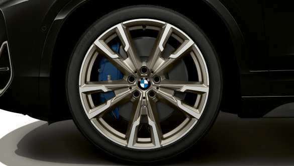 M Sport kočnice BMW X2 M35i (F39) M Sport kočnice BMW X2 M35i (F39) Sapphire Black metalik pogled izbliza na kotač