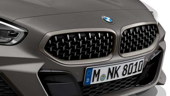 Dupla bubrežna maska BMW Z4 M40i Roadster G29 Dupla bubrežna maska sa mrežastim dizajnom BMW Z4 M40i Roadster G29 2019 BMW Individual Frozen Grey metalik u pogledu izbliza sprijeda