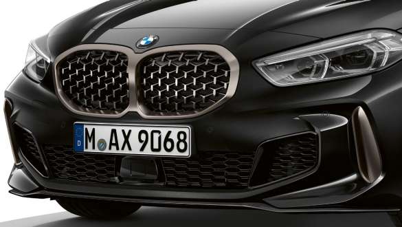BMW rešetka maske s dizajnom mrežice. BMW M135i xDrive u Black Sapphire metalik boji s BMW rešetkom maske s dizajnom mrežice u Cerium Grey boji.