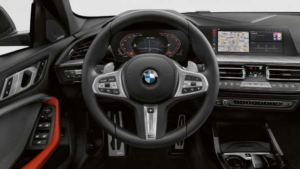 M kožni upravljač. BMW M135i xDrive kokpit s M kožnim upravljačem.