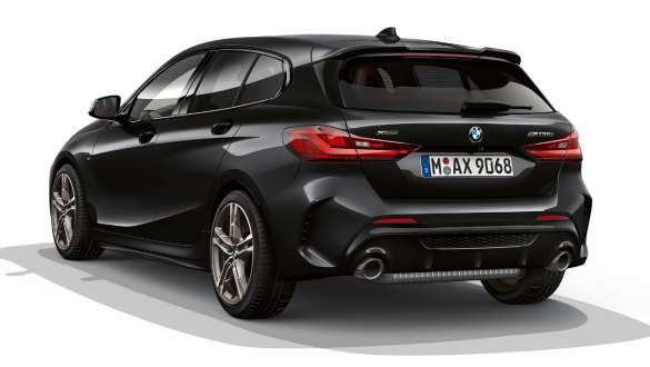 M Aerodynamics paket. BMW M135i xDrive u Black Sapphire metalik boji, prikaz stražnjeg kraja s M Aerodynamics paketom.