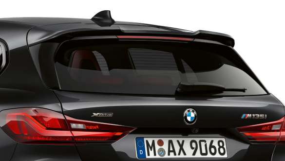M stražnji spojler. BMW M135i xDrive u Black Sapphire metalik boji, stražnji prikaz s M stražnjim spojlerom.
