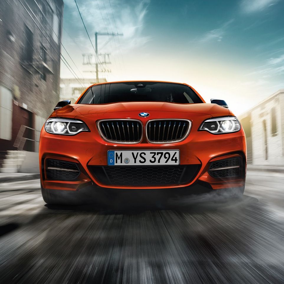 Dizajn prednjeg kraja BMW-a M240i Coupé Dizajn prednjeg kraja BMW-a M240i Coupé F22 2017 Sunset Orange metalik prednji pogled