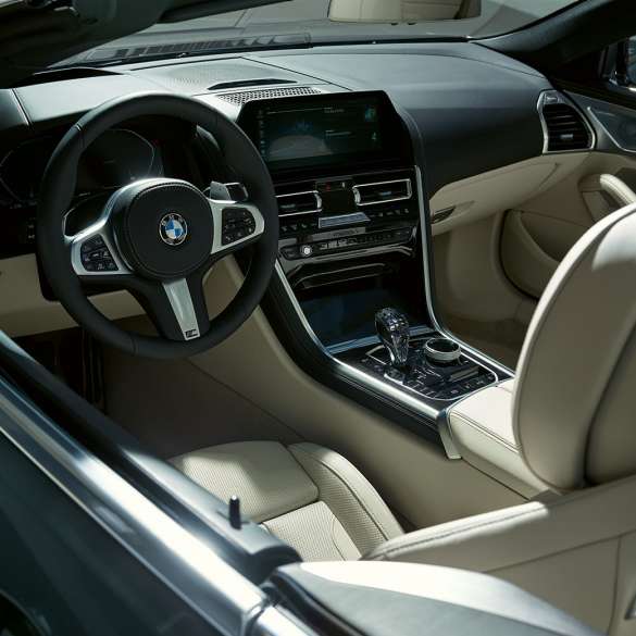 BMW M850i xDrive Cabrio, kokpit. BMW M850i xDrive Cabrio u Dravit Grey metalik boji, sa spuštenim mekim krovom, kokpit s M kožnim upravljačem.