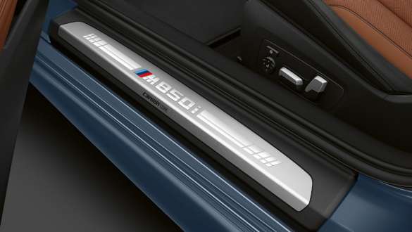 Prag sa M850i oznakom. Prag na BMW-u M850i xDrive Coupé sa M850i oznakom.