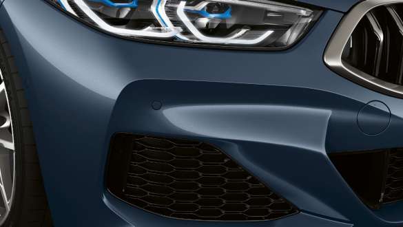 Otvori za zrak M Aerodynamics paketa. BMW M850i xDrive Coupé u Barcelona Blue metalik boji sa M Aerdodynamics paketom, otvorima za zrak.
