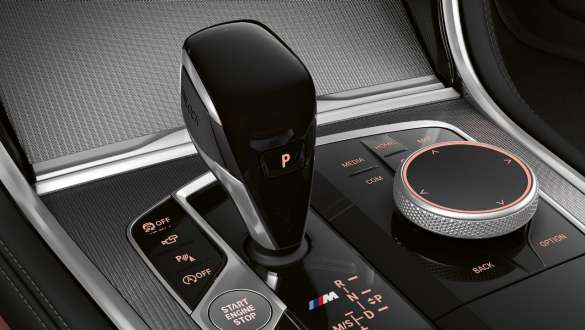 'CraftedClarity' primjena stakla. BMW M850i xDrive, unutrašnjost, krupni plan ručice mjenjača sa 'CraftedClarity' primjenom stakla.