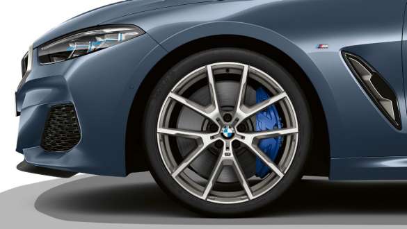 Lakometalni kotači Y-spoke style 728 M Bicolor Cerium Grey. BMW M850i xDrive Coupé u Barcelona Blue metalik boji, 20’’ M lakometalni kotači Y-spoke style 728 M Bicolor Cerium Grey.