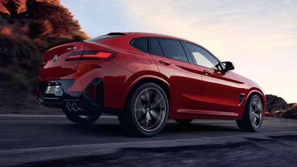 M xDrive BMW X4 M F98 LCI Facelift 2021 BMW X4 M F98 LCI Facelift 2021 M xDrive tročetvrtinski pogled straga u vožnji cestom