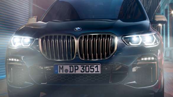 BMW Laser light opcija BMW-a X5 M50i i M50d Prikaz prednjeg kraja s BMW Laser light opcijom BMW-a X5 M50i i M50d Carbon black metalik boje G05