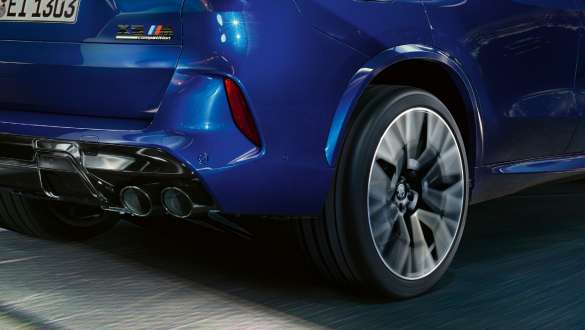 BMW X5 M Competition s M xDrive opcijom Detaljan prikaz stražnjeg kraja BMW-a X5 M Competition s M xDrive opcijom Marina Bay Blue metalik boje F95 2020