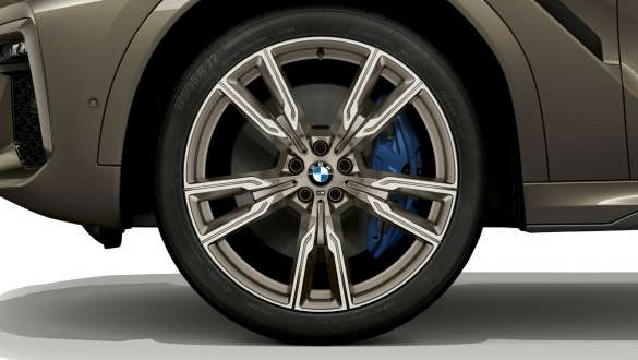 BMW X6 M50i SUV s fokusom na lakometalne kotače Vanjština BMW-a X6 M50i SUV s fokusom na lakometalne kotače