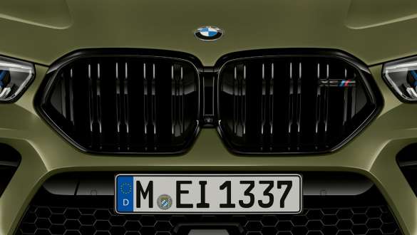 M specifična rešetka maske BMW-a X6 M Competition Vanjština s prikazom M specifične rešetke maske BMW-a X6 M Competition F96 2020 BMW Individual specijalne boje karoserije Urban Green SUV