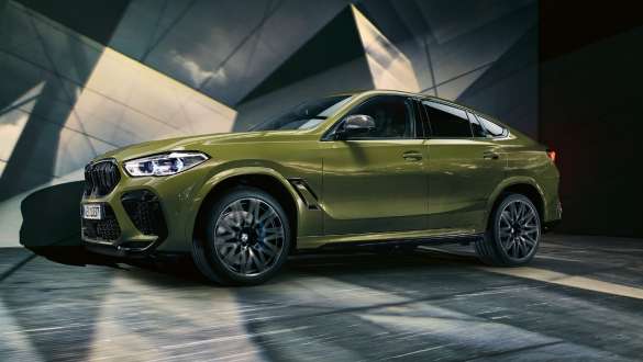 BMW X6 M Competition s M xDrive opcijom Bočni prikaz BMW-a X6 M Competition s M xDrive opcijom BMW Individual specijalne boje karoserije Urban Green SUV F96 SUV 2020