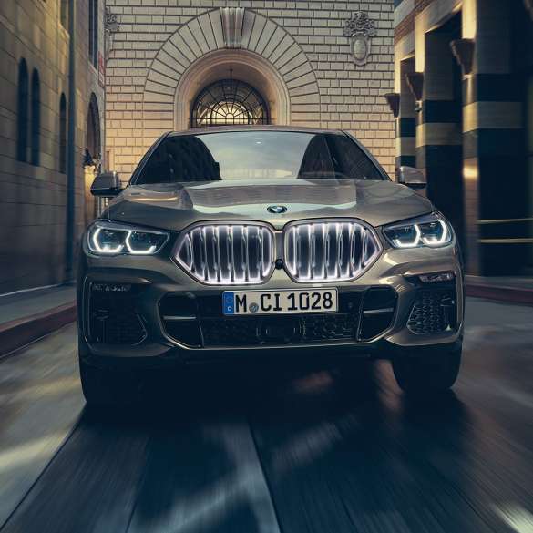 BMW X6 M50d s M TwinPower Turbo šesterocilindarskim dizelskim motorom Prikaz prednjeg kraja BMW-a X6 M50d s M TwinPower Turbo šesterocilindarskim dizelskim motorom G06 Manhattan metalik boje