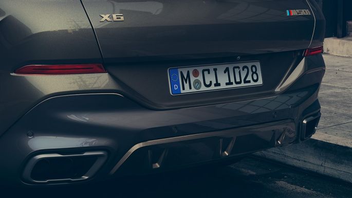 Stražnji kraj BMW-a X6 M50i Detaljan prikaz stražnjeg kraja BMW-a X6 M50i