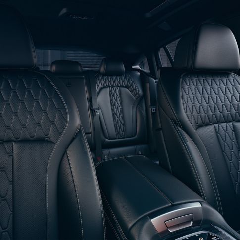 Sportska sjedala BMW-a X6 M50i M50d Unutrašnjost s fokusom na sportska sjedala BMW-a X6 M50i M50d