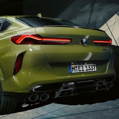 Tročetvrtinski prikaz stražnjeg kraja BMW-a X6 M Competition Tročetvrtinski prikaz stražnjeg kraja BMW-a X6 M Competition s M Sport ispušnim sustavom F96 BMW Individual specijalne boje karoserije Urban Green