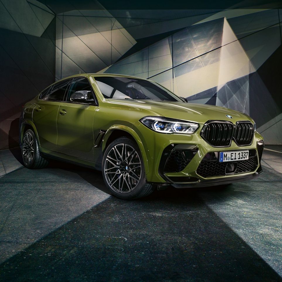 M dvostruka rešetka maske BMW-a X6 M Competition Tročetvrtinski prikaz prednjeg kraja i M dvostruke rešetke maske BMW-a X6 M Competition F96 2020 BMW Individual specijalne boje karoserije Urban Green SUV