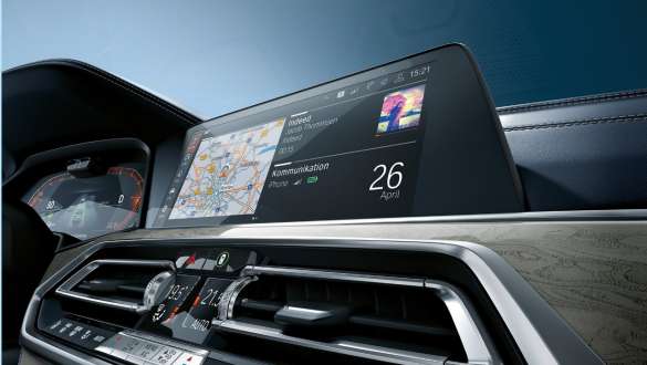 BMW-a X7 M Automobili s BMW Live Cockpit Professional Nagnuti niski kut prikaza usluge BMW Live Cockpit Professional BMW-a X7 M Automobila, G07