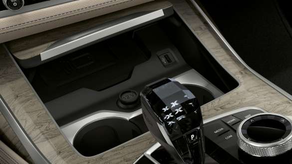 Držači za čaše s opcijom kontroliranja temperature BMW X7 M Automobila BMW X7 M Automobili, unutrašnjost, detaljan prikaz središnje konzole s fokusom na držače za čaše s opcijom kontroliranja temperature, G07