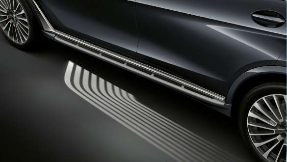 BMW X7 M Automobili s opcijom Welcome Light Carpet BMW X7 M Automobili, Nakošeni prikaz s vrha, Welcome Light Carpet se projicira na područje ulaza ispred vozačevih vrata, G07