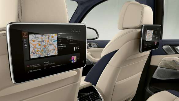 BMW X7 M Automobili s Professional zabavom na stražnjem sjedalu BMW X7 M Automobili, unutrašnjost, Nakošeni prikaz opcije Professional zabava na zadnjem dijelu prednjih sjedala, G07